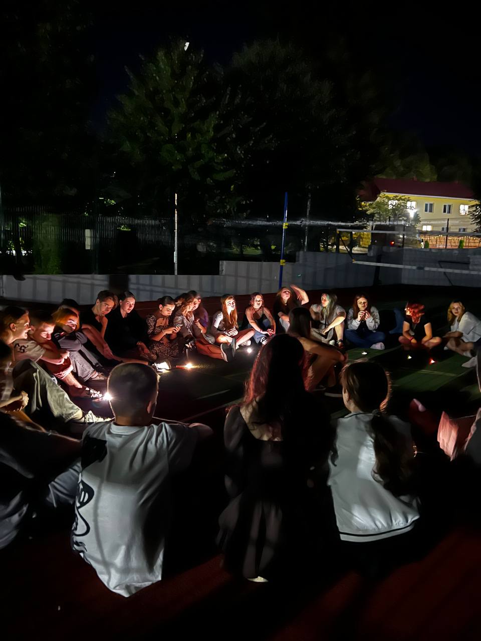 Тепле коло загону ввечері