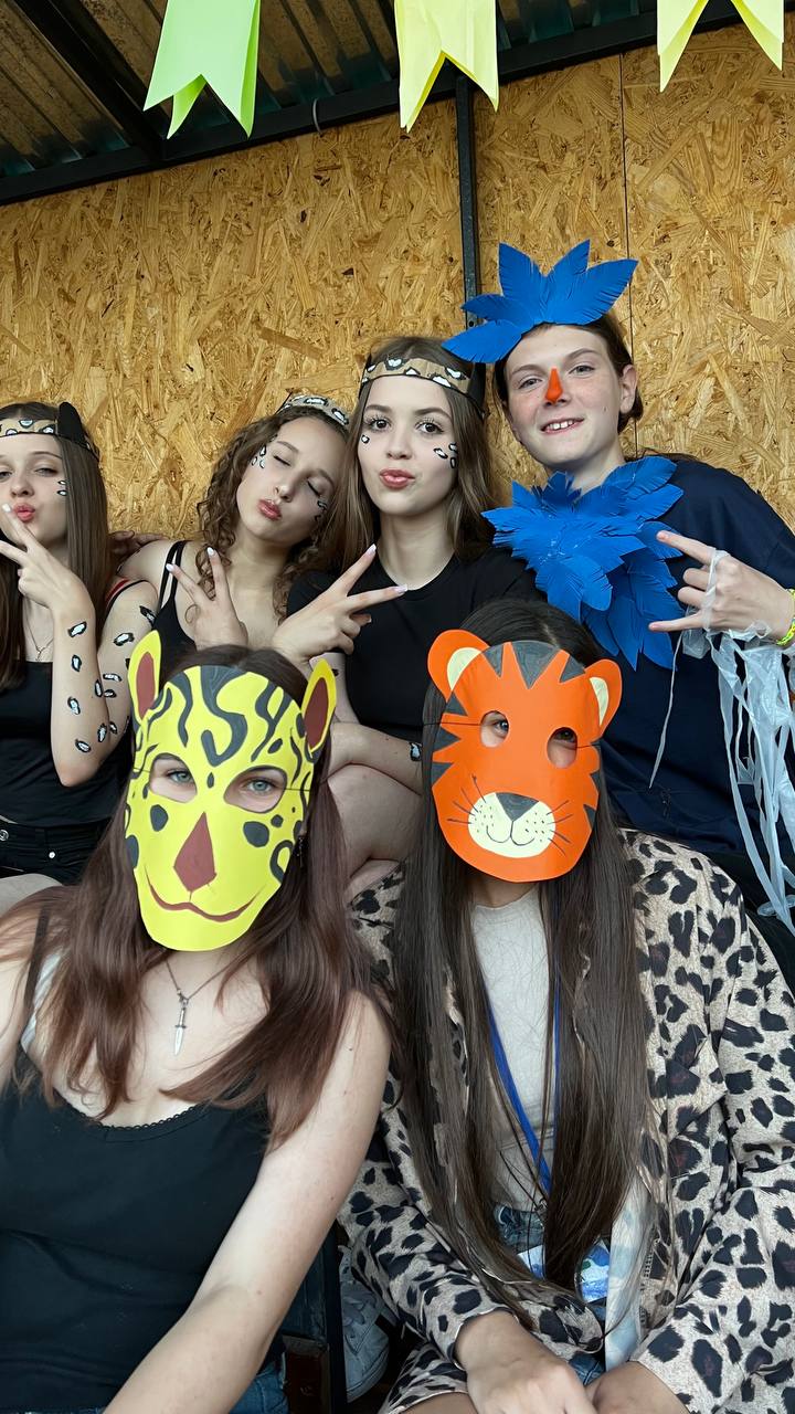 Сцена, світло і посмішки